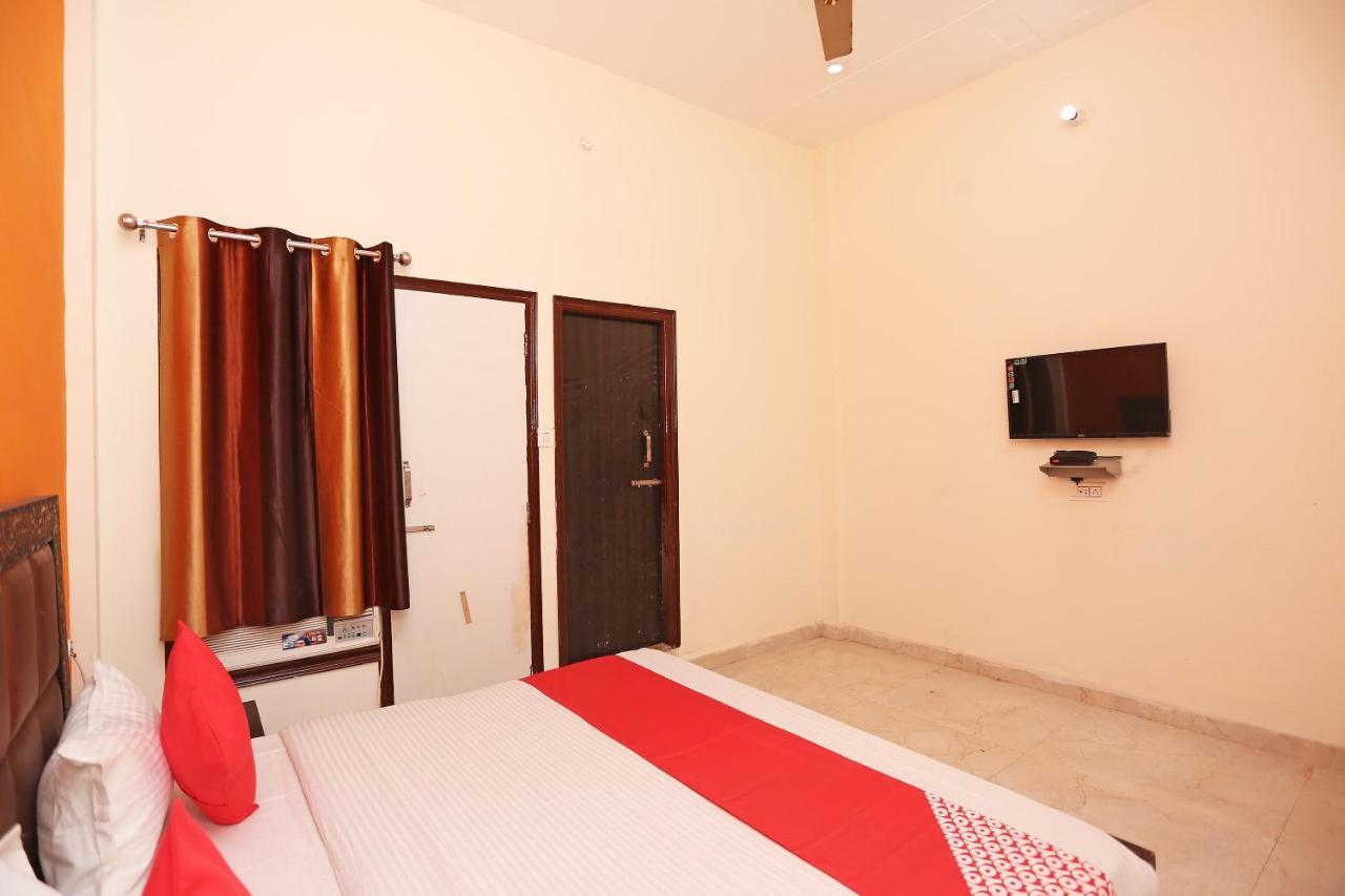 Oyo 29517 Hotel Barsana Palace Chhata Exterior photo